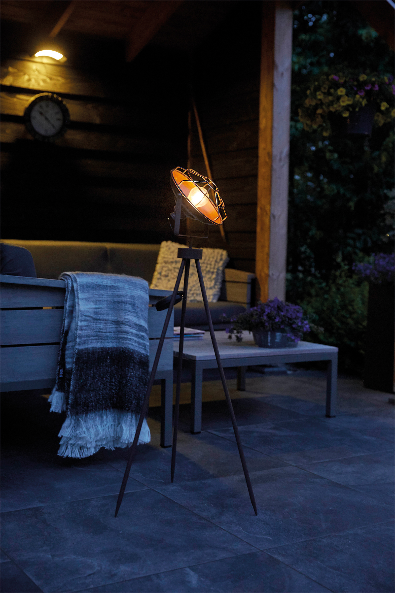 Solar Industrial Tripod LED Light Dresden - Image 2